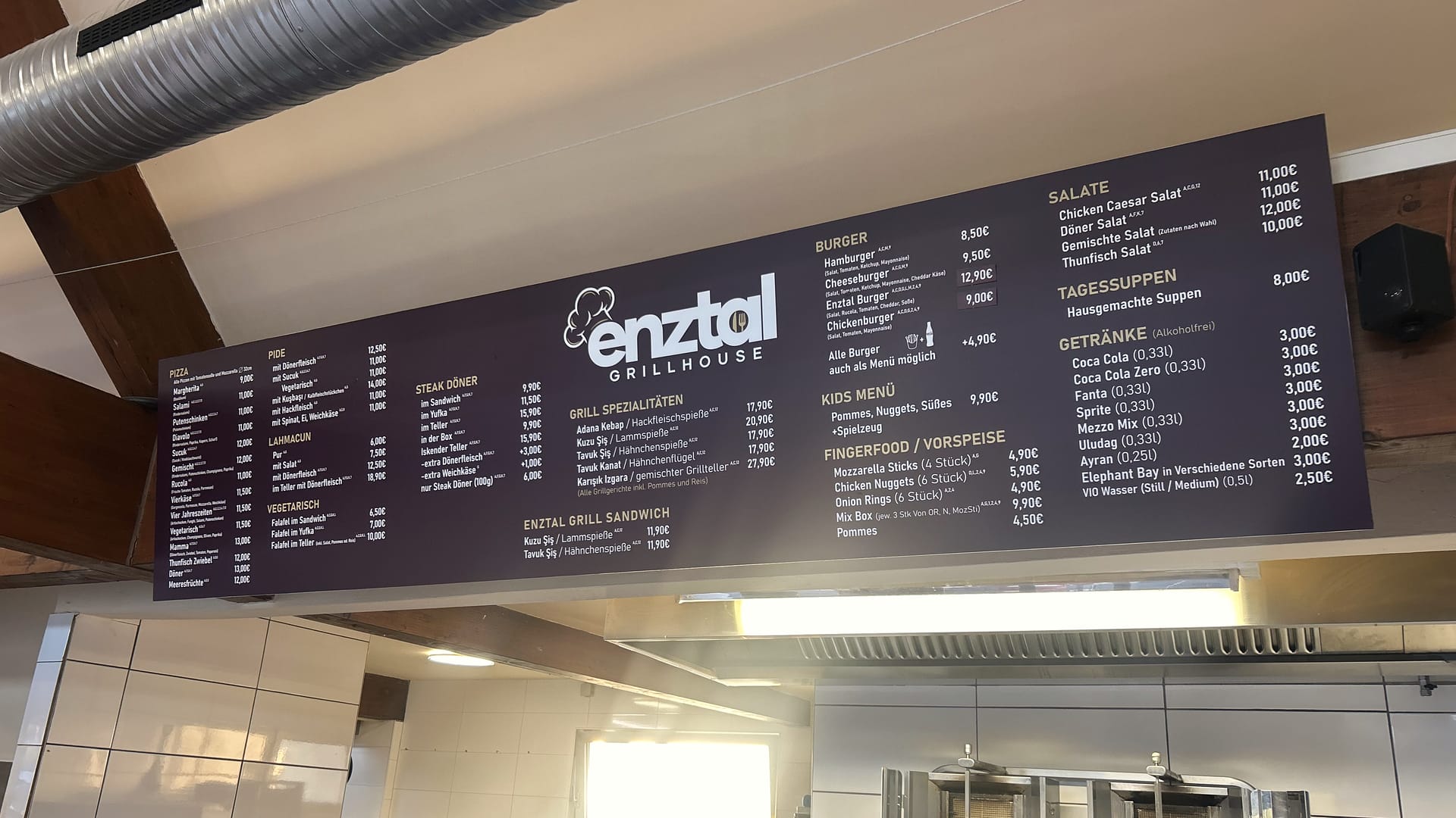 Die große Menütafel über der offenen Küche