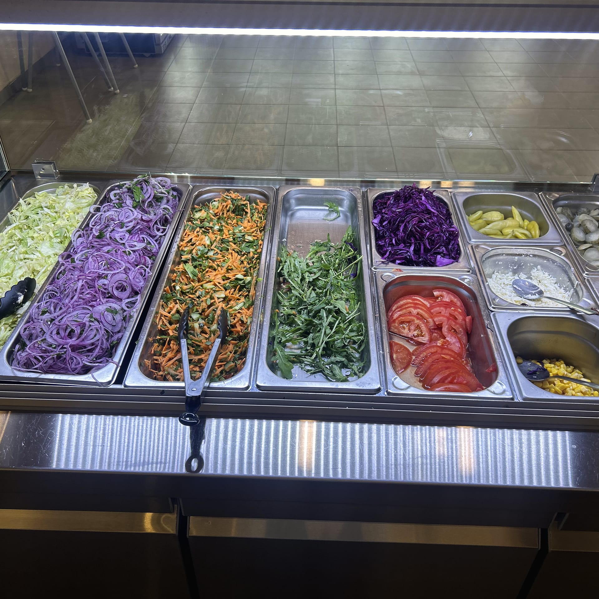 Frische Salate und Beilagen an der Theke